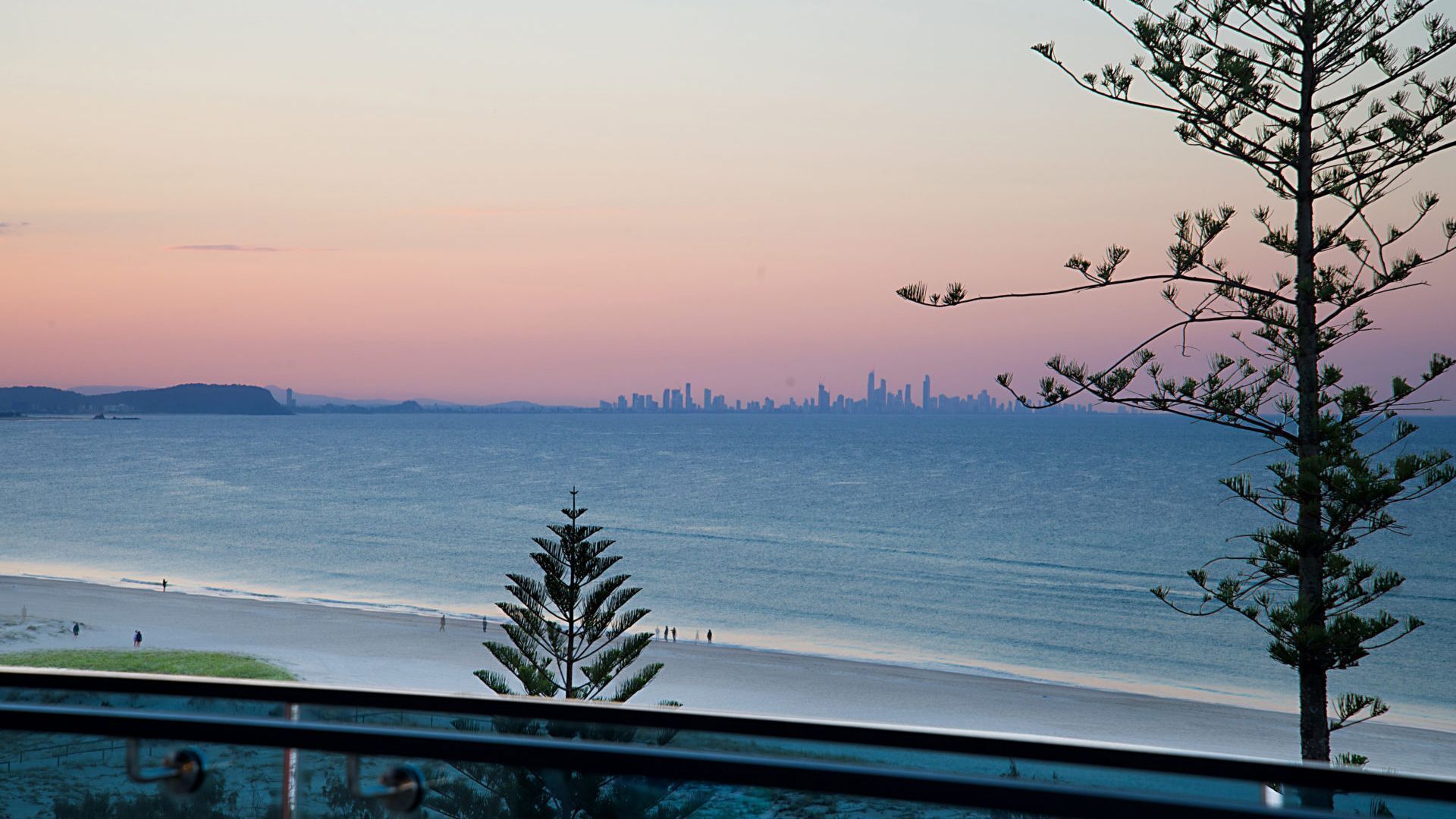 Iconic Unit 704 Luxury beachfront apartment with Wi-Fi on Kirra beach in Coolangatta — image 17