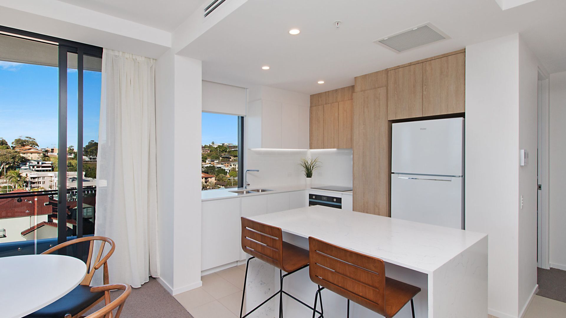 Iconic Unit 704 Luxury beachfront apartment with Wi-Fi on Kirra beach in Coolangatta — image 10