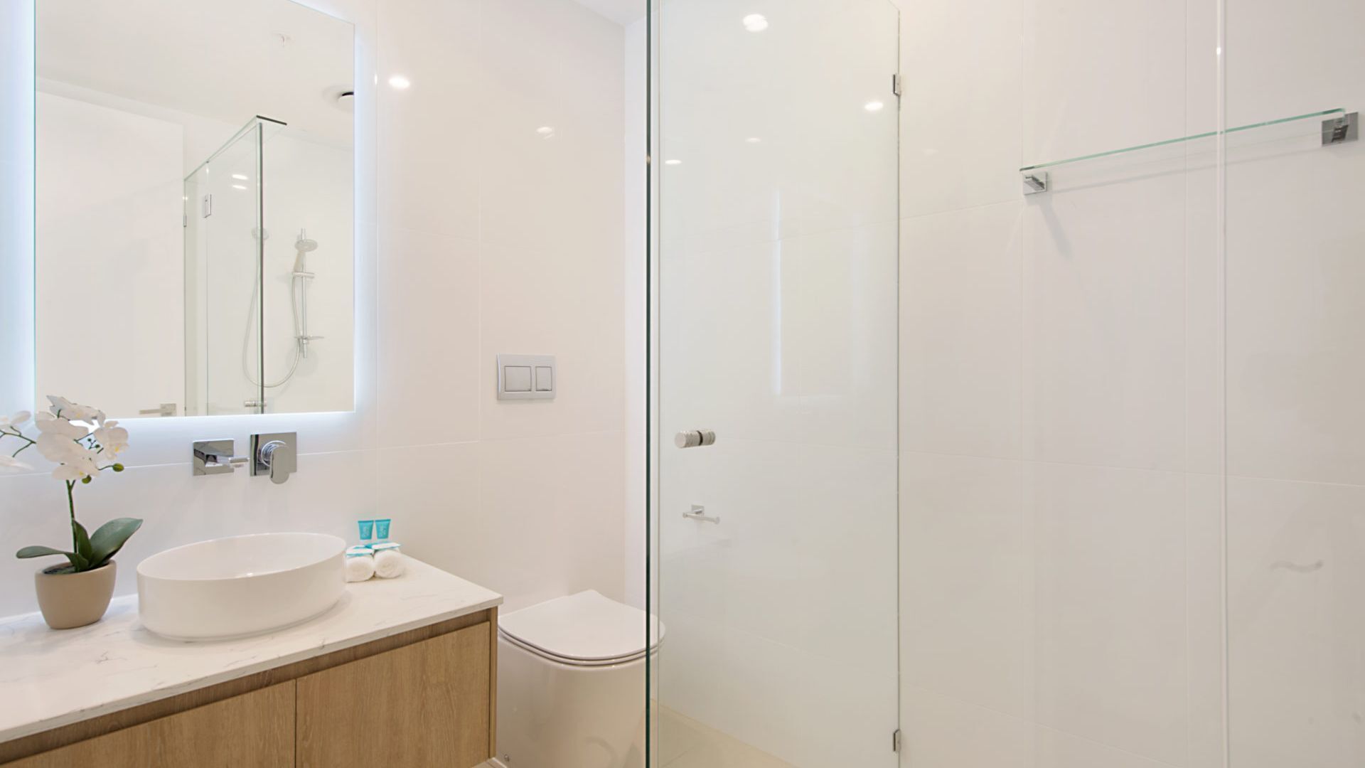 Iconic Unit 704 Luxury beachfront apartment with Wi-Fi on Kirra beach in Coolangatta — image 13