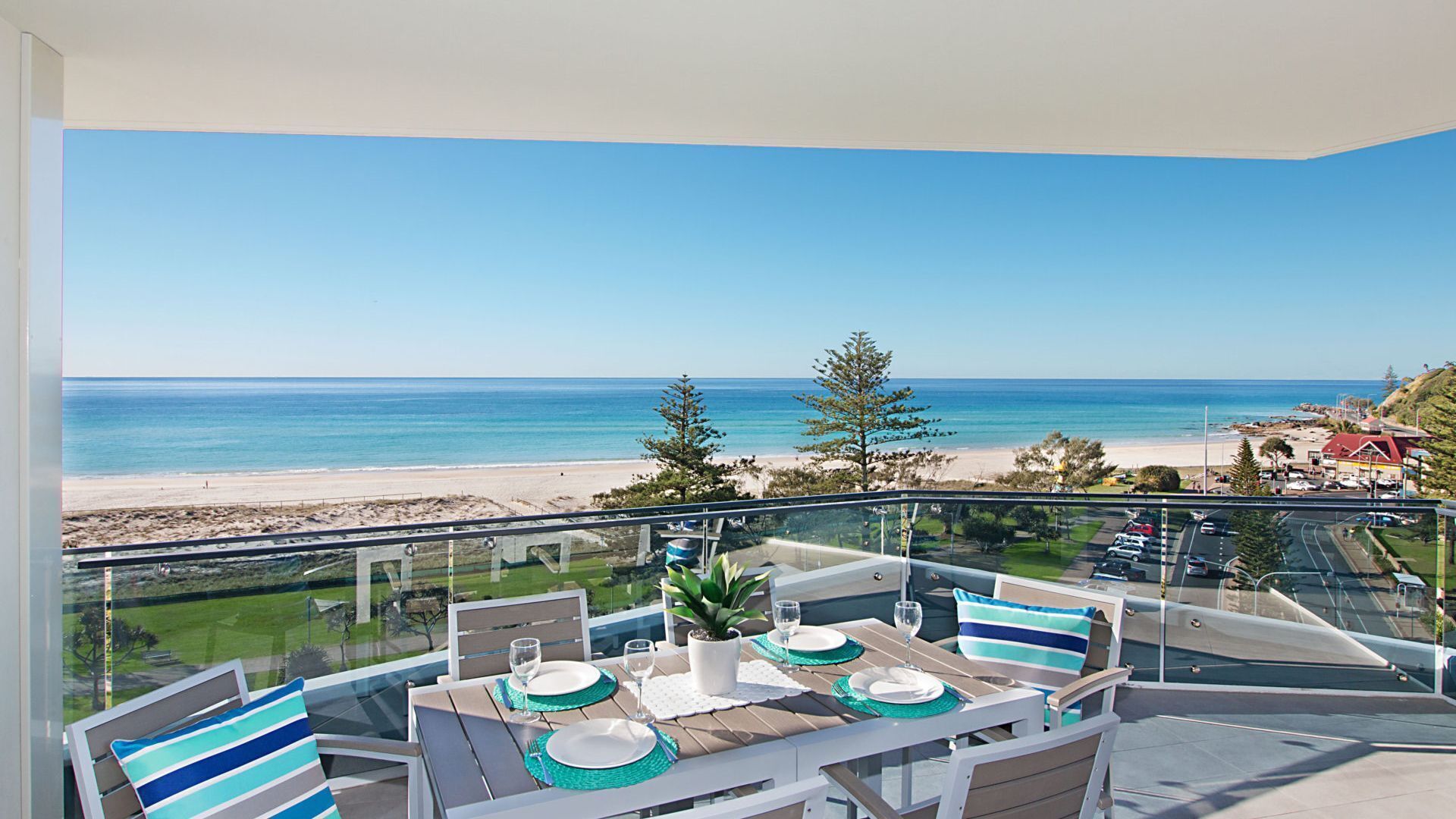 Iconic Unit 704 Luxury beachfront apartment with Wi-Fi on Kirra beach in Coolangatta