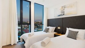 2 bedrooms, iron/ironing board, Internet, bed sheets - Iconic Unit 704 Luxury beachfront apartment with Wi-Fi on Kirra beach in Coolangatta (Coolangatta)