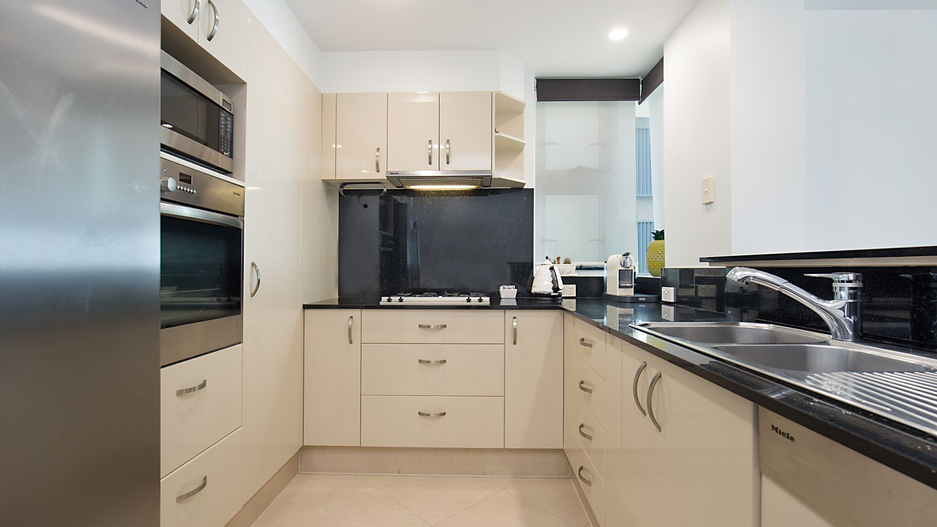 Solaya Unit 6- Right on Tugun beach just a stones throw from the waters edge with Wi-Fi Included. — image 7