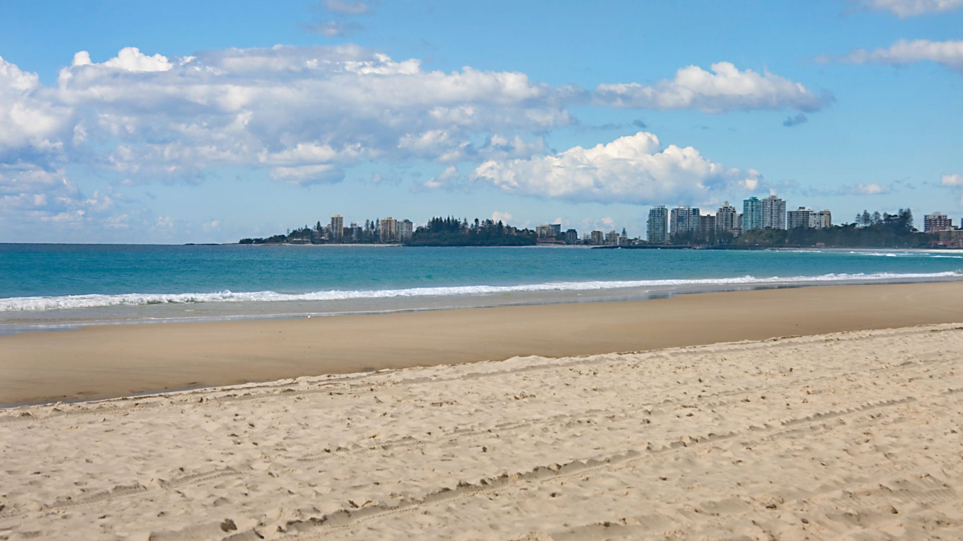 Solaya Unit 6- Right on Tugun beach just a stones throw from the waters edge with Wi-Fi Included. — image 16