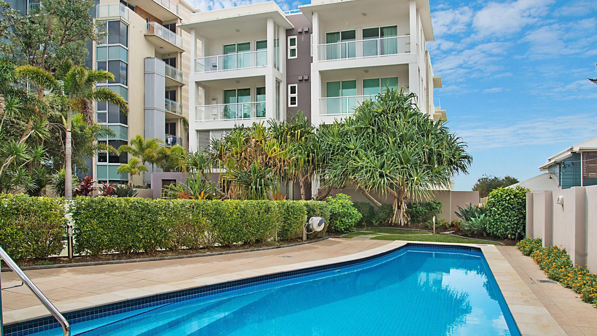 Solaya Unit 6- Right on Tugun beach just a stones throw from the waters edge with Wi-Fi Included. — image 4