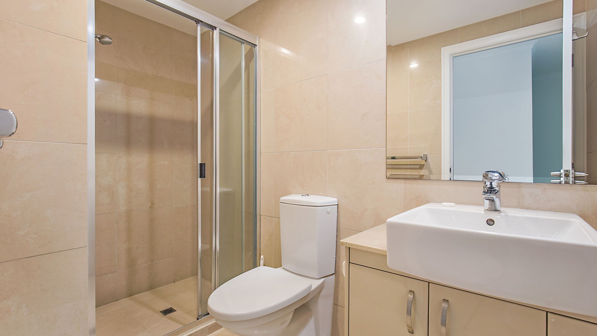 Solaya Unit 6- Right on Tugun beach just a stones throw from the waters edge with Wi-Fi Included. — image 13