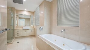 Shower, jetted bath - Solaya Unit 6- Right on Tugun beach just a stones throw from the waters edge with Wi-Fi Included. (Tugun)