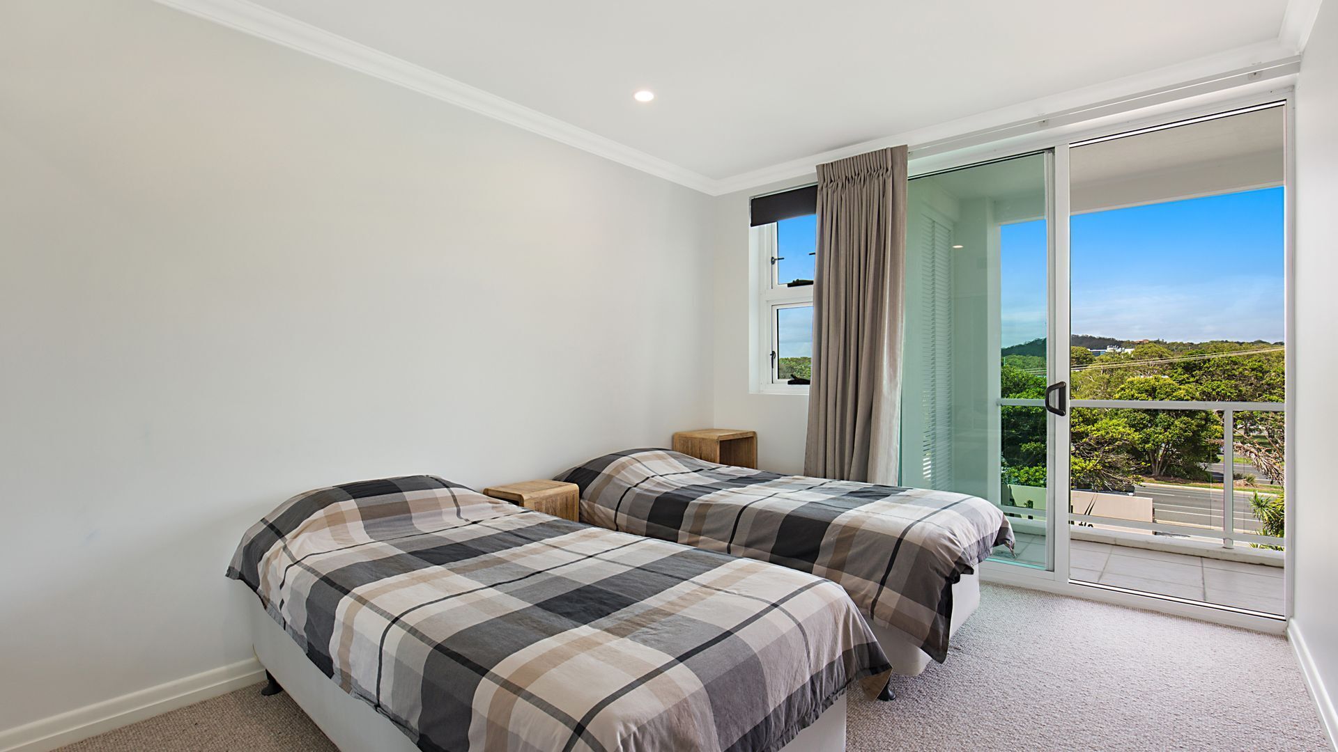 Solaya Unit 6- Right on Tugun beach just a stones throw from the waters edge with Wi-Fi Included. — image 11