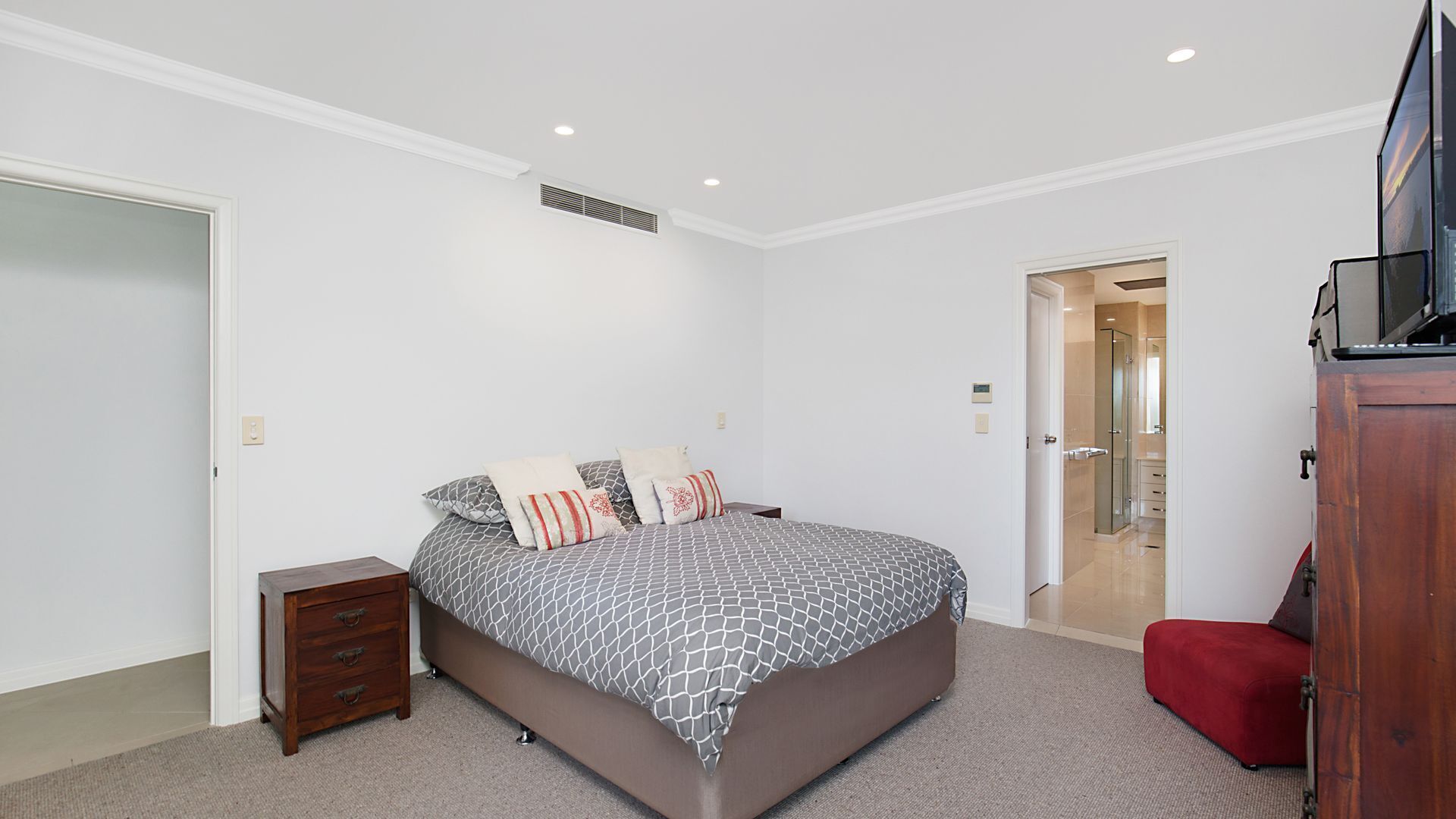 Solaya Unit 6- Right on Tugun beach just a stones throw from the waters edge with Wi-Fi Included. — image 9