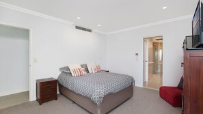 3 bedrooms, iron/ironing board, internet