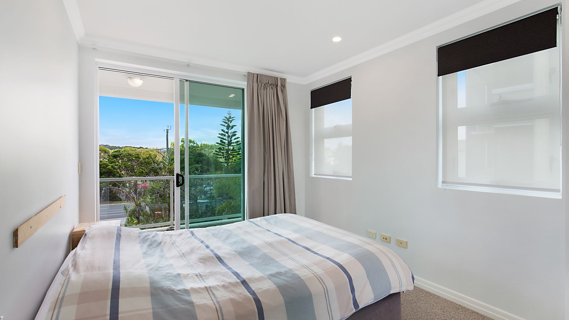 Solaya Unit 6- Right on Tugun beach just a stones throw from the waters edge with Wi-Fi Included. — image 10