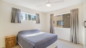2 bedrooms, iron/ironing board, free WiFi - Maybury Unit 1 Only 70 Metres walk to Rainbow Bay beach, Coolangatta with Wi-Fi included. (Coolangatta)
