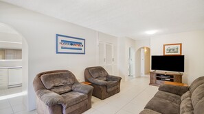 TV - Maybury Unit 1 Only 70 Metres walk to Rainbow Bay beach, Coolangatta with Wi-Fi included. (Coolangatta)