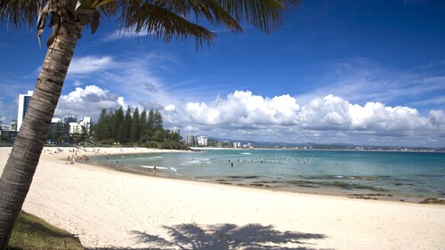 Maybury Unit 1 Only 70 Metres walk to Rainbow Bay beach, Coolangatta with Wi-Fi included.