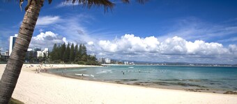 Maybury Unit 1 Only 70 Metres walk to Rainbow Bay beach, Coolangatta with Wi-Fi included.