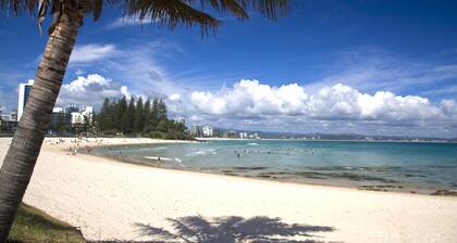 Maybury Unit 1 Only 70 Metres walk to Rainbow Bay beach, Coolangatta with Wi-Fi included.