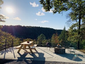 Outdoor dining - HOT TUB COTTAGE near Cave Run Lake, Kentucky, Red River Gorge,Morehead Kentucky (Wellington)