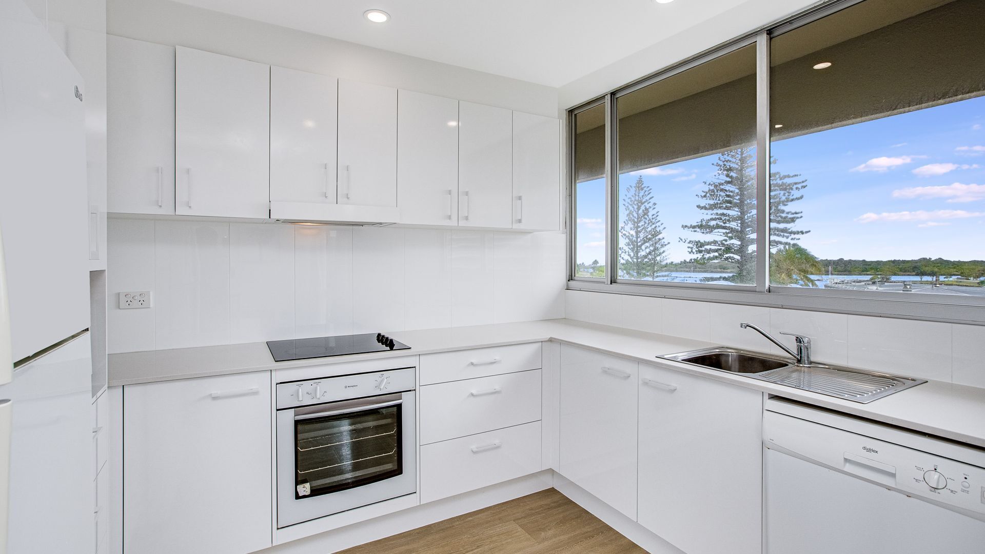 Kooringal Unit 15 Great location right on Greenmount Beach with ocean views — image 13