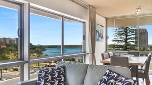 A balcony with a view of the sea and a dining area with a table and chairs. - Kooringal Unit 20 Located right on Greenmount beach with ocean views (Coolangatta)