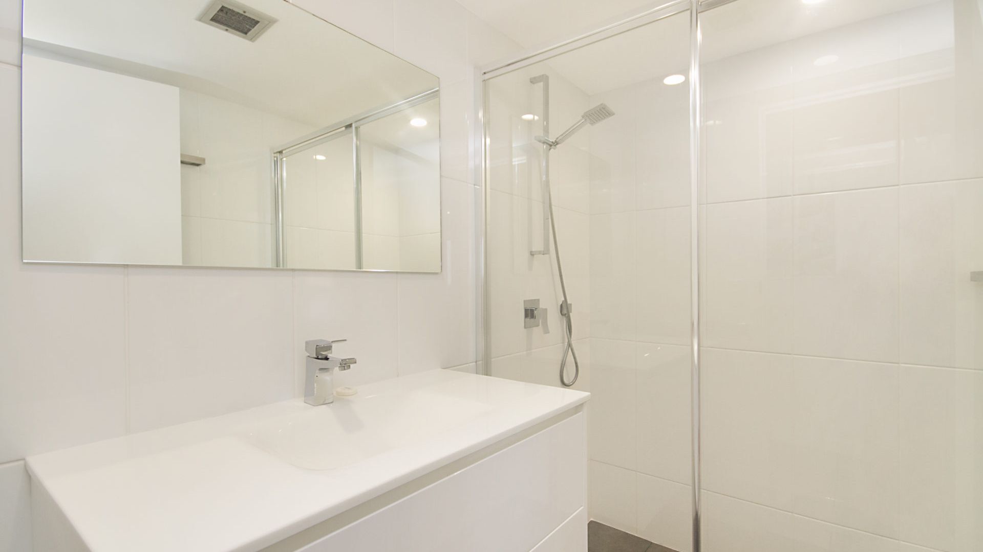 Kooringal Unit 20 Located right on Greenmount beach with ocean views — image 10