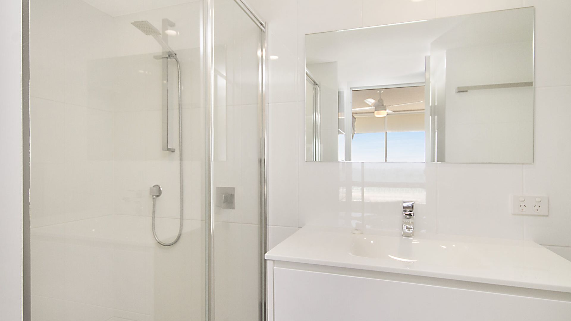 Kooringal Unit 20 Located right on Greenmount beach with ocean views — image 13