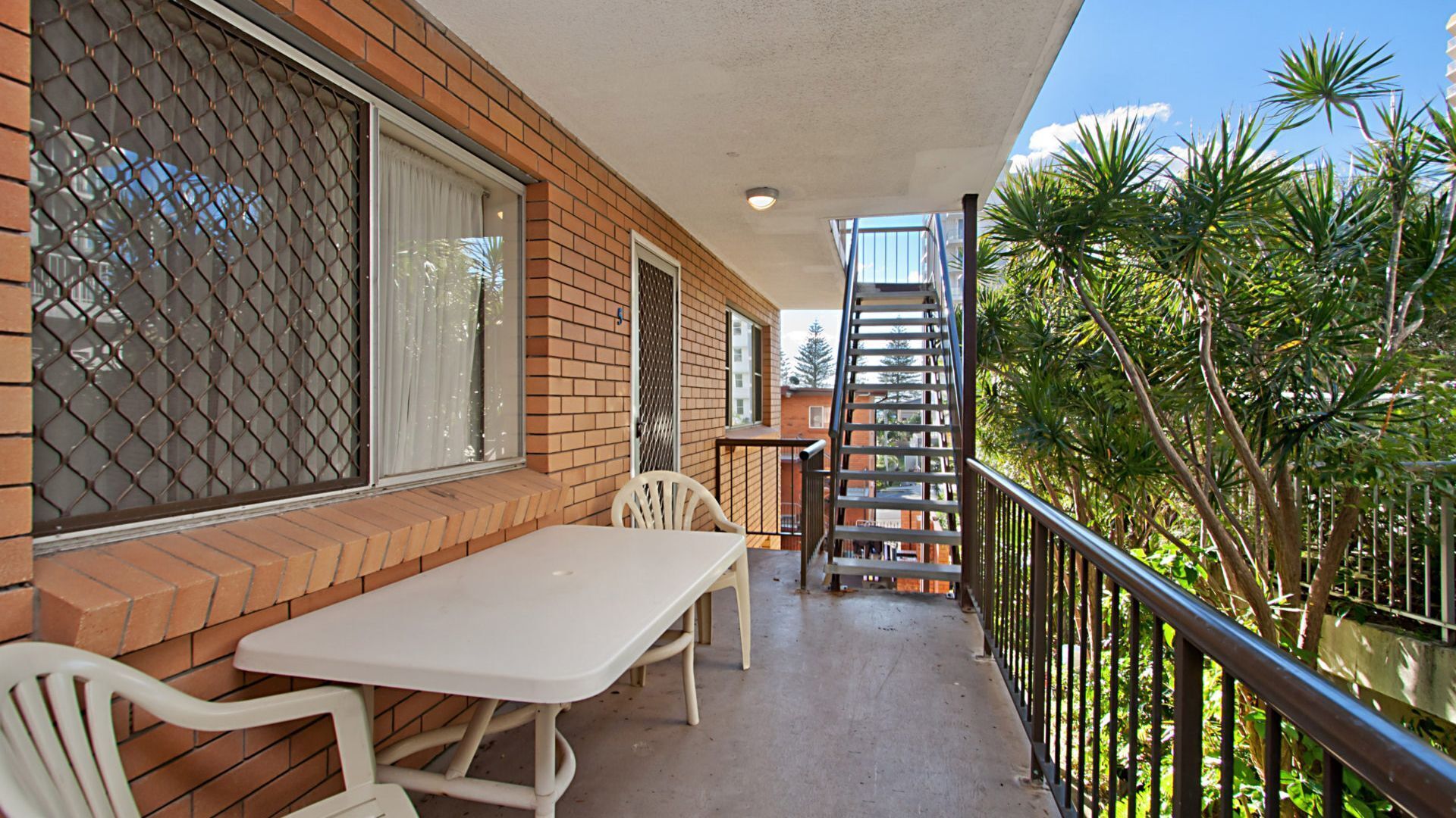 Como Unit 5 Good value Two bedroom unit — image 9