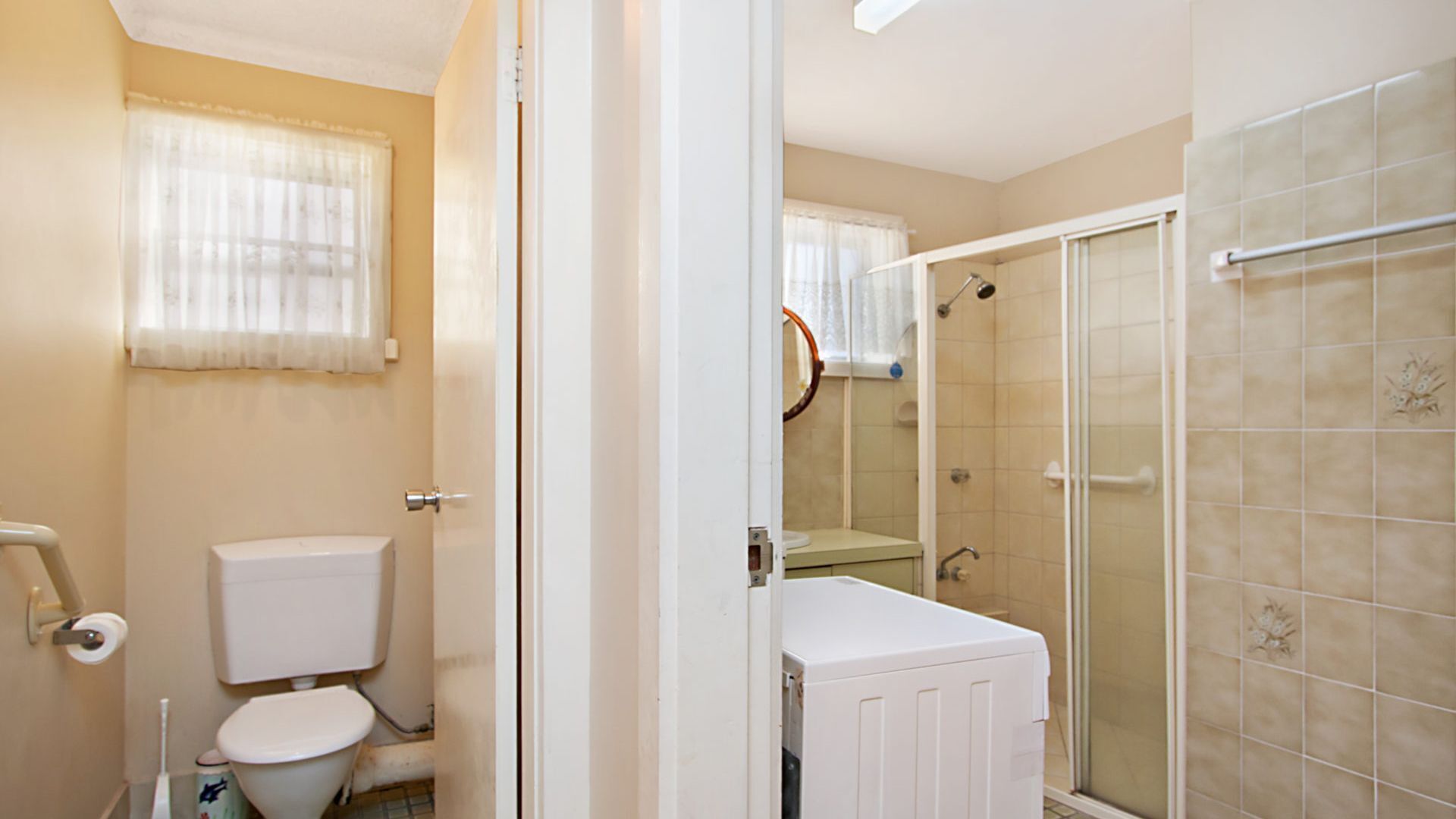 Como Unit 5 Good value Two bedroom unit — image 8