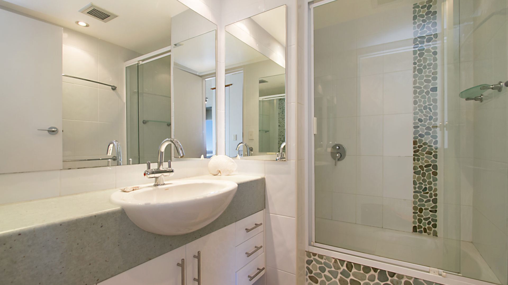 Kooringal Unit 14 Great location on Greenmount Beach with Wi-Fi included — image 8