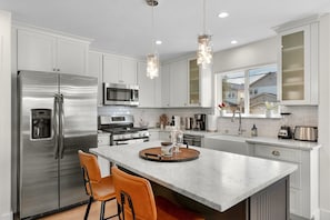 Réfrigérateur, four à micro-ondes, un four, surface de cuisson