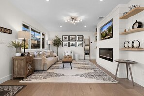 Smart TV, computer monitors