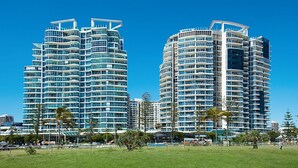 Deux immeubles de grande hauteur, dotés d’une architecture moderne, avec de nombreux balcons et de grandes fenêtres.
