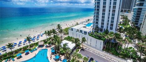 Utendørsbasseng og et oppvarmet basseng