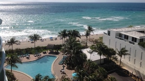 A resort with a pool, beach, and ocean view. - Apartment Luxury The Tides on the Beach with Ocean View  (Hollywood)
