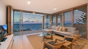 TV - Orion Unit 7 Modern apartment with Wi-Fi included, overlooking Snapper Rocks and Rainbow Bay (Coolangatta)