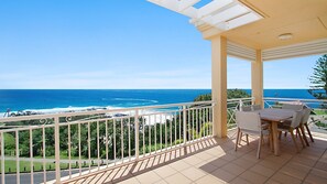 Outdoor dining - Orion Unit 7 Modern apartment with Wi-Fi included, overlooking Snapper Rocks and Rainbow Bay (Coolangatta)