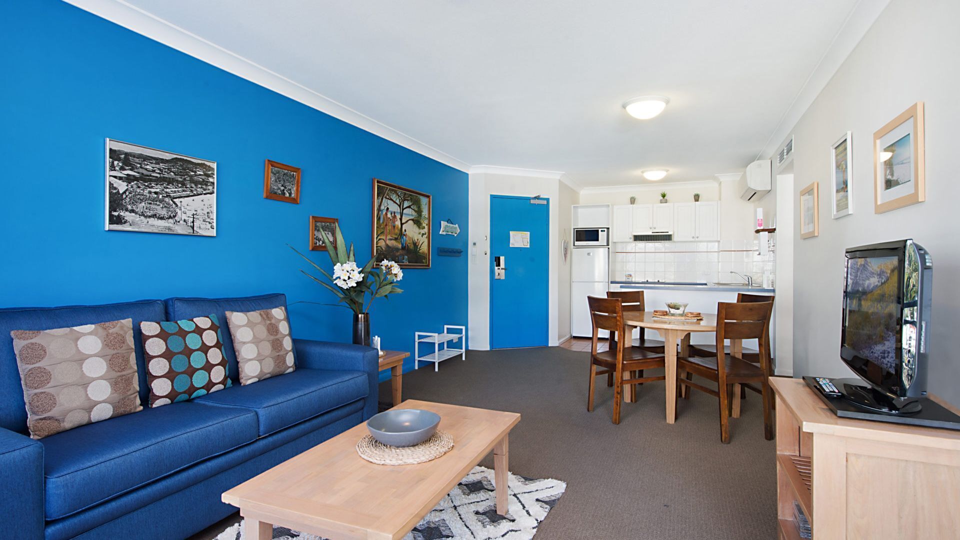 Calypso Plaza Resort Unit 217 One bedroom apartment in resort style complex Beachfront Coolangatta — image 10