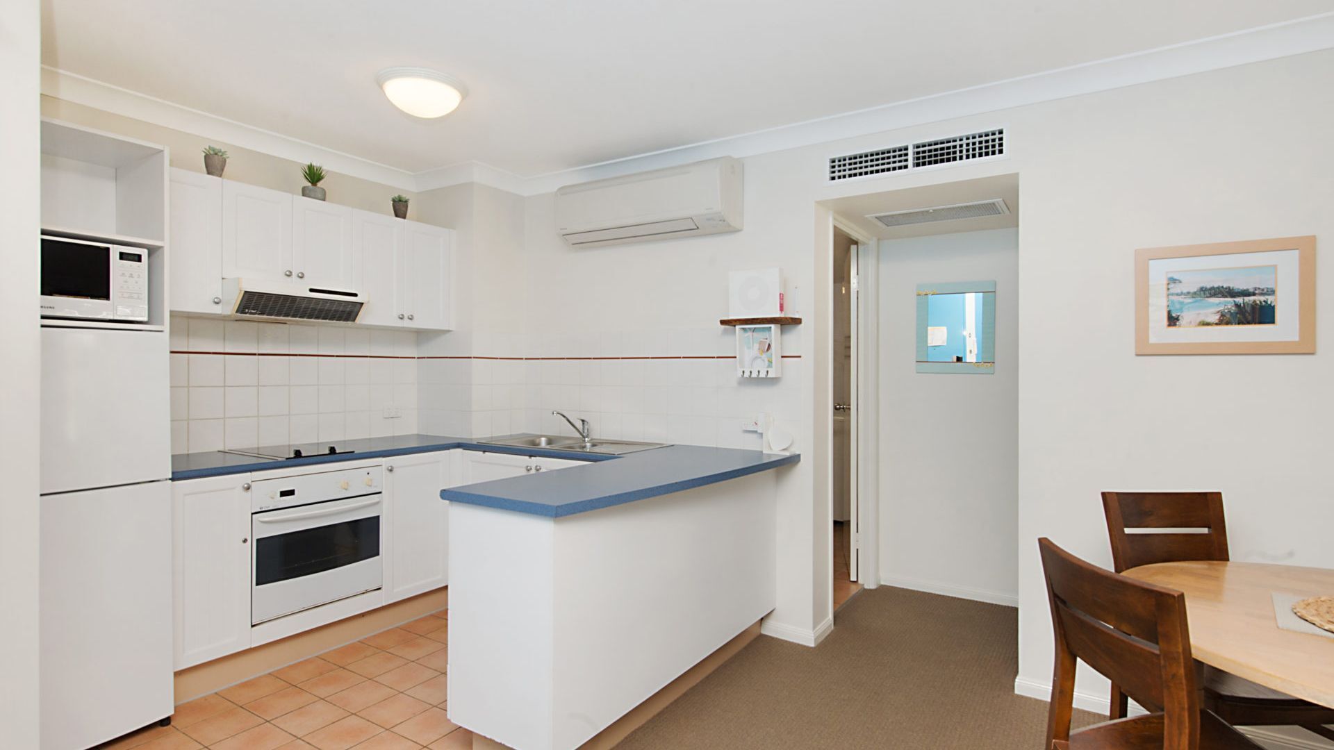 Calypso Plaza Resort Unit 217 One bedroom apartment in resort style complex Beachfront Coolangatta — image 11