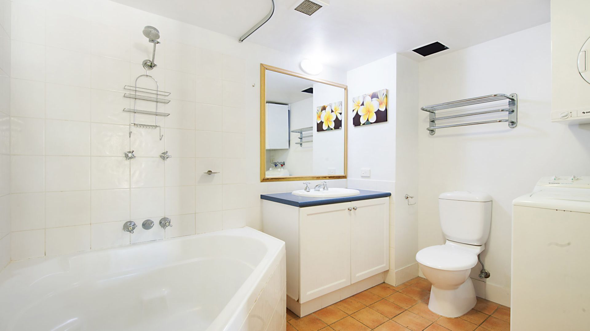 Calypso Plaza Resort Unit 217 One bedroom apartment in resort style complex Beachfront Coolangatta — image 13