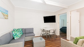 TV - Tondio Terrace Flat 5 - Pet Friendly (Coolangatta)