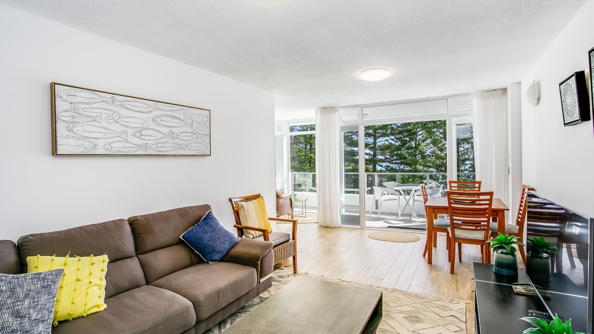 Rainbow Pacific Unit 9- Stunning views over Rainbow Bay and Snapper Rocks. Swimming Pool. Wi-Fi — image 8