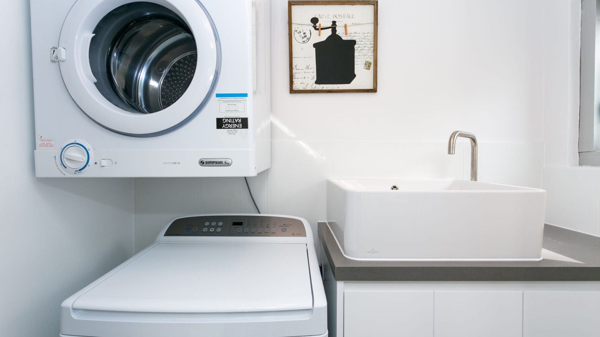 Rainbow Pacific Unit 9- Stunning views over Rainbow Bay and Snapper Rocks. Swimming Pool. Wi-Fi — image 3