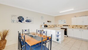 Dining - 5/18 Endeavour Parade Absolute riverfront in central Tweed Heads Wi-Fi Included (Tweed Heads)