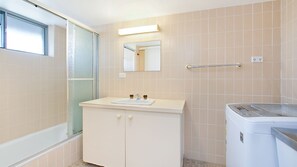 Combined shower/bathtub - Border Terrace Unit 13 close to beaches, shopping and clubs in Coolangatta & Tweed Heads area (Tweed Heads)