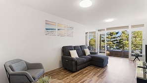 TV - Rainbow Pacific Unit 15 - Beachfront unit a great spot for a family beach holiday with Wi-Fi Inc. (Coolangatta)