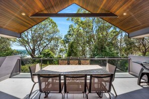 Outdoor dining - Amazing Views - Belle Escapes Jervis Bay (Vincentia)