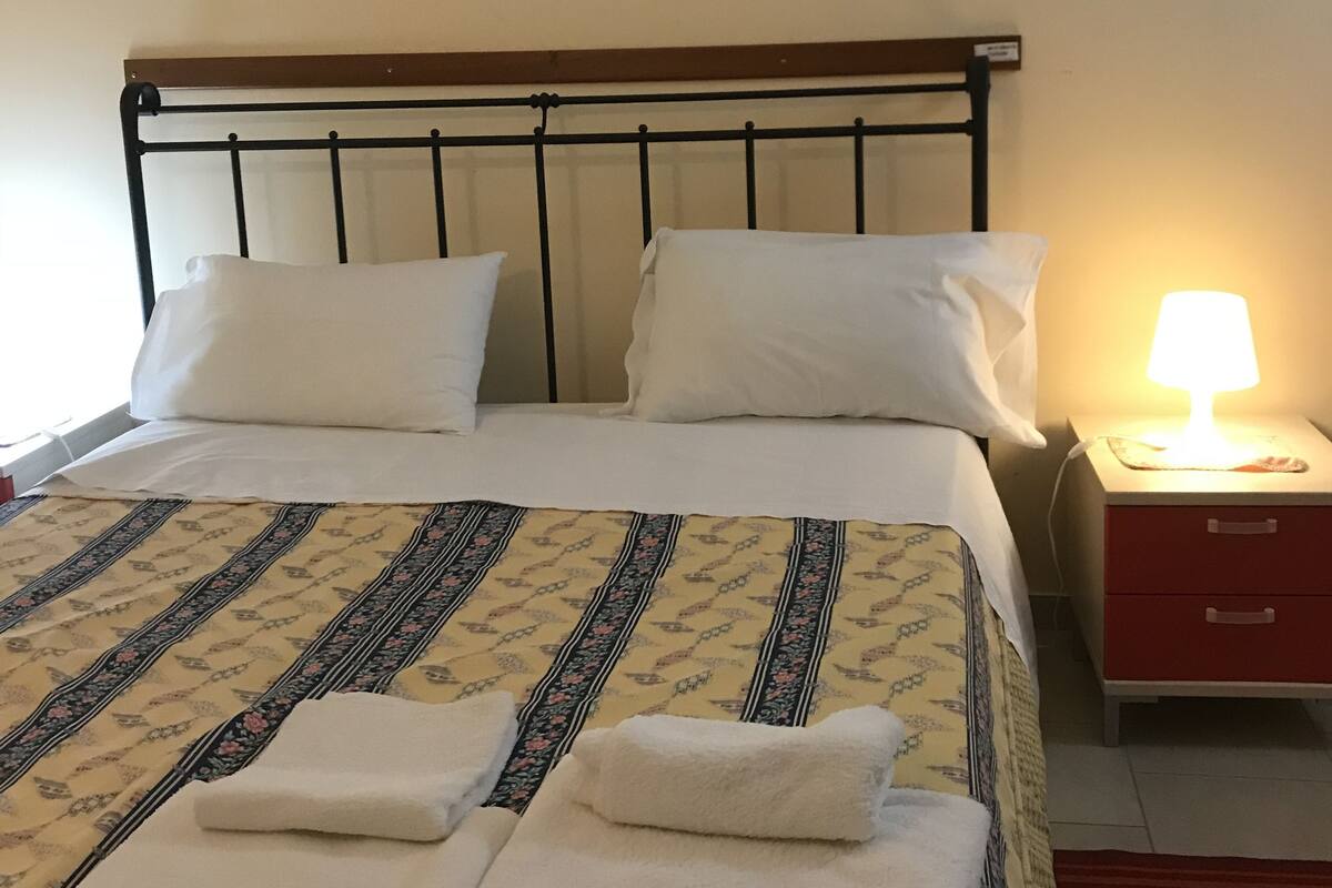 Villa exclusiva, vista al jardín | Cortinas blackout, tabla de planchar con plancha y cunas gratuitas