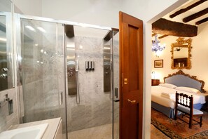 Regadera, amenidades de baño gratuitas, secadora de cabello, bidet 