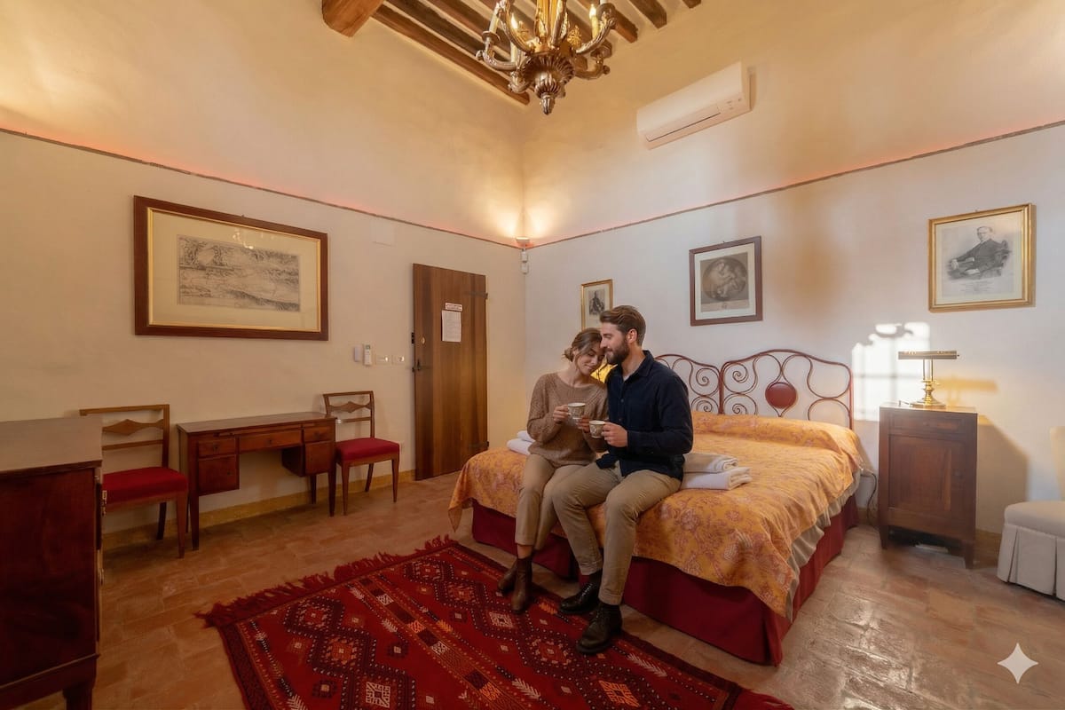 Une chambre à coucher comprenant un lit, un bureau, des chaises, un tapis et des tableaux encadrés accrochés aux murs.