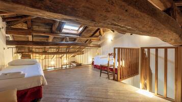 Yksilöllisesti kalustettu, työpöytä