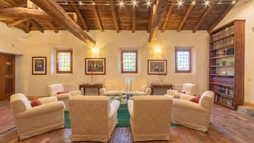 Villa Deluxe | Area soggiorno | Caminetto