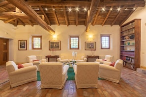Vila luxo | Área de estar | Lareira
